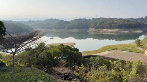 水情拉警報！苗栗３水庫蓄水量腰斬　土地公廟露出激似「希臘神殿」