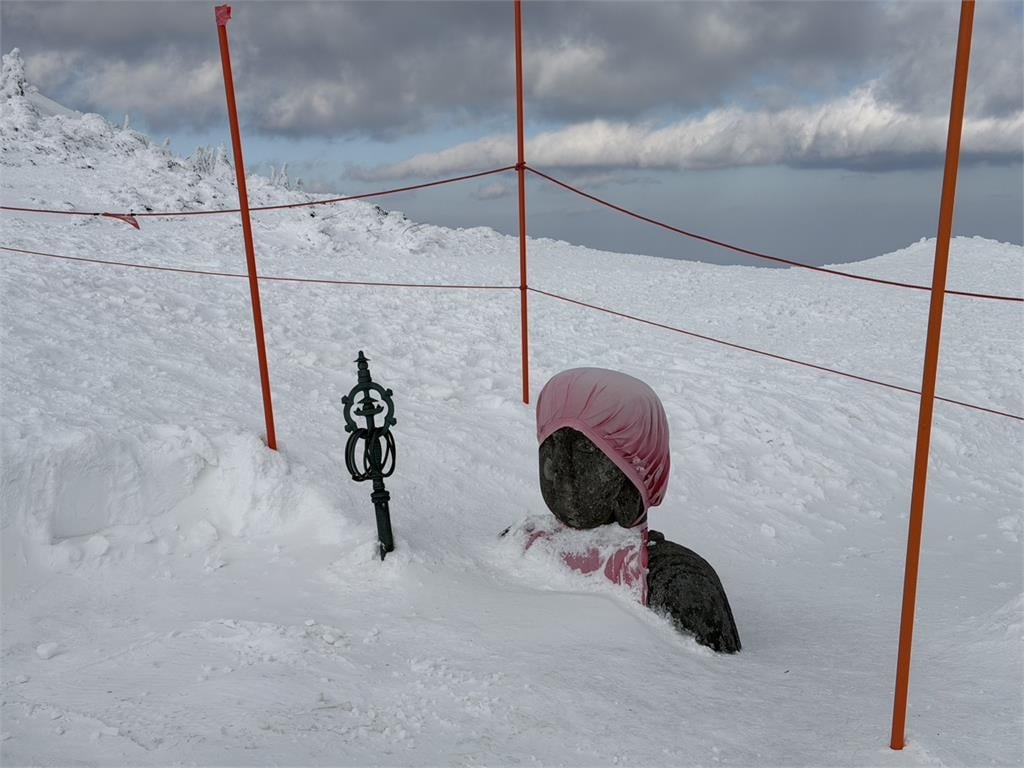 獨家／連夜大雪　日本藏王樹冰「雪中地藏」奇景再現