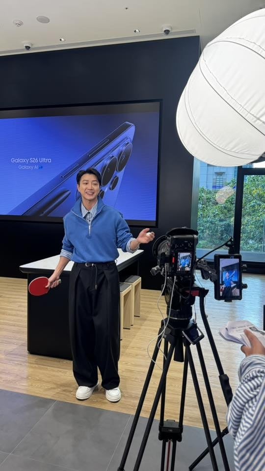 他逛街見「路人自帶球拍猛揮」嚇爛！真身曝光「竟是江宏傑」逼瘋網：帥慘了