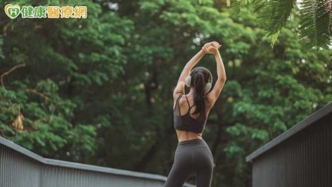 明明有曬太陽還是缺維生素D?藥師:女性常見3個關鍵原因