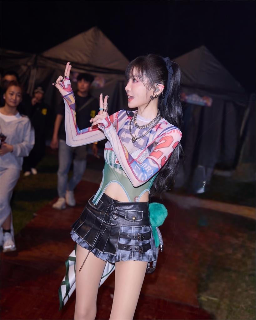 51歲謝金燕「擺臀辣舞」掀百萬朝聖 網讚「美長腿」她正面對決:都是...