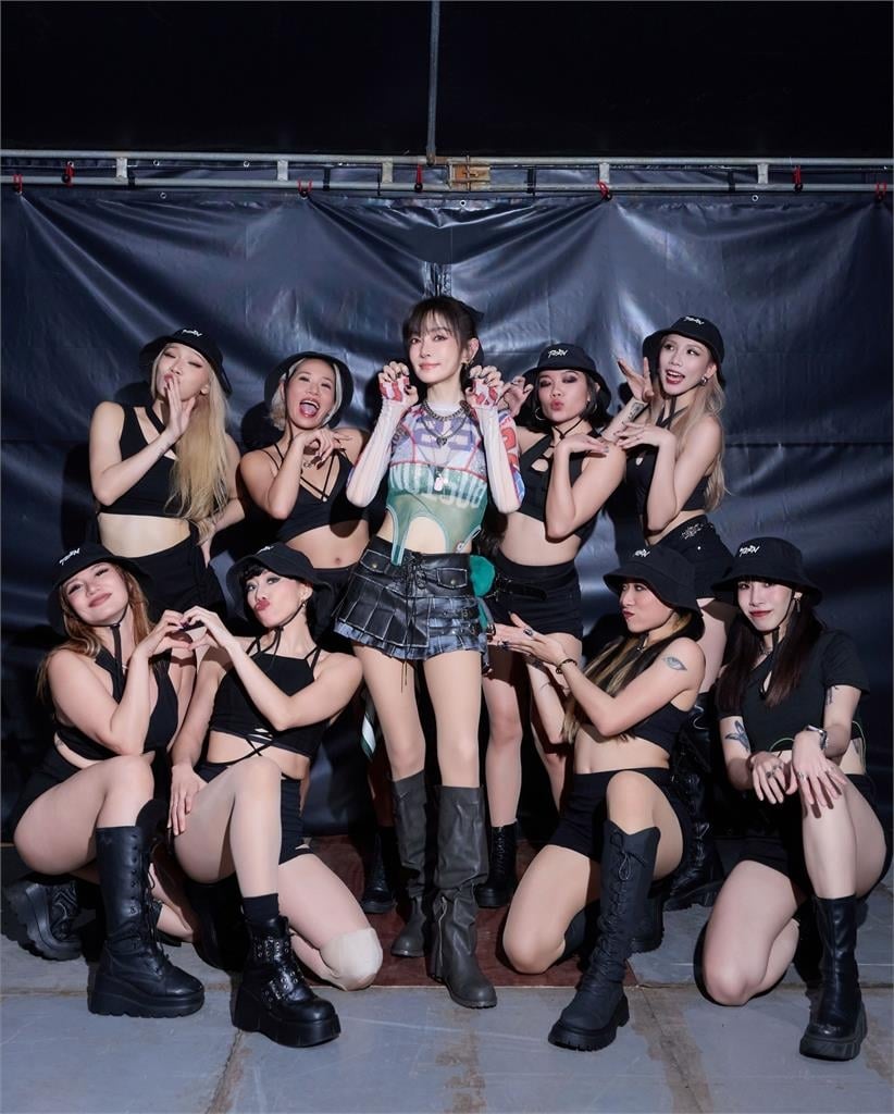 51歲謝金燕「擺臀辣舞」掀百萬朝聖 網讚「美長腿」她正面對決:都是...