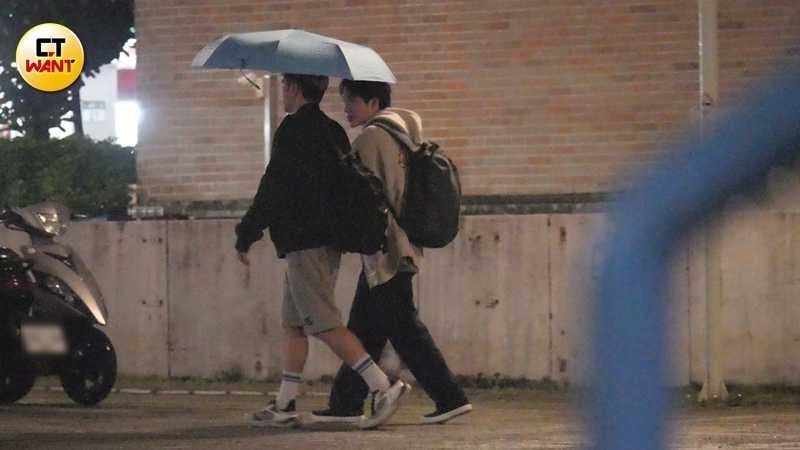 結束舞台劇演出後，小煜並未獨自返家，而是與同劇演員鎮萬鈞共乘，來到疑似鎮萬鈞的住處。（圖／本刊攝影組）