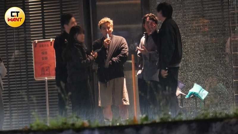 小煜與鎮萬鈞及男性友人在酒吧外抽菸談心，這抽菸團雖有女性友人，但與小煜互動很少，跟哥兒們聊天更起勁。（圖／本刊攝影組）