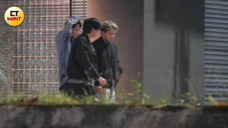 深夜1點20分，小煜跟男性友人回到鎮萬鈞的住處續攤。（圖／本刊攝影組）