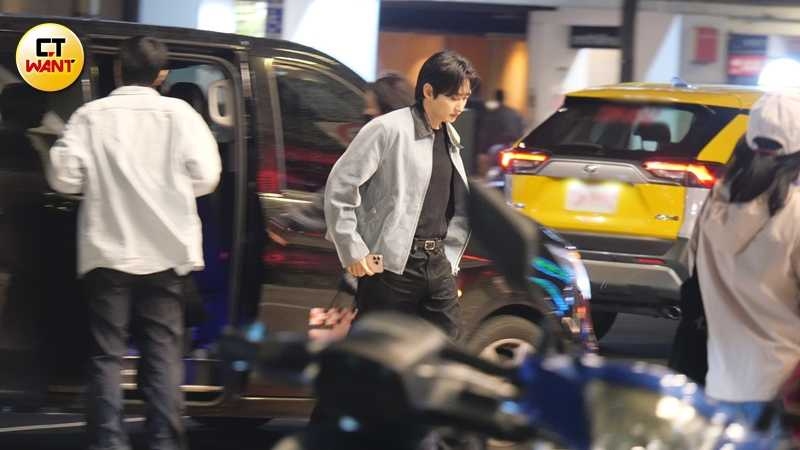 結束記者會工作後，銀赫與節目製作人B2前往中山區韓國燒肉店吃晚餐。（圖／本刊攝影組）