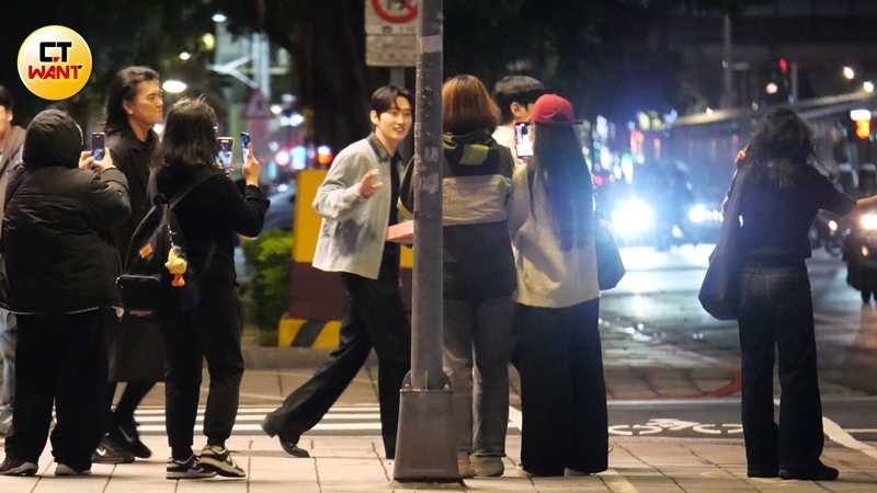 看見偶像現身，大夥兒不約而同拿出手機紀錄，銀赫展現出親切的一面向粉絲們揮手回應。（圖／本刊攝影組）