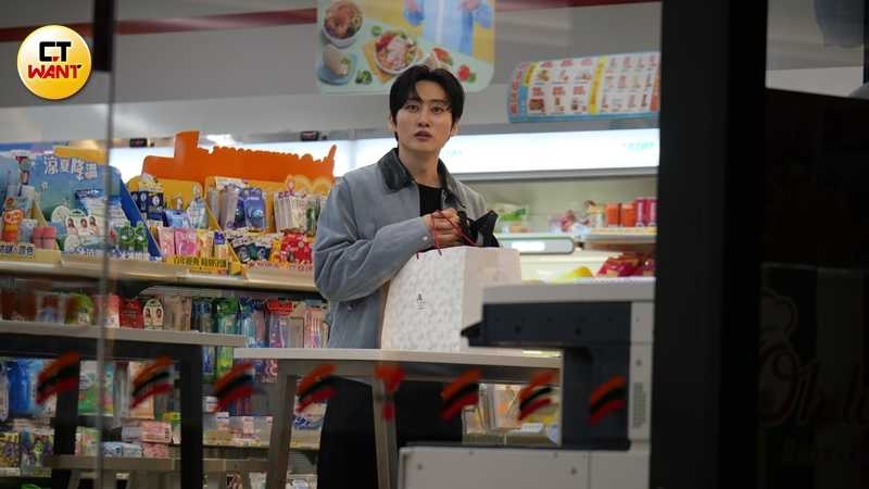 晚餐之約結束後，銀赫一行人搭車回到下榻飯店附近，進入便利商店。（圖／本刊攝影組）