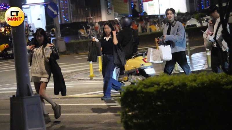 回飯店的路程中銀赫似乎有意識地注意四周，與人目光接觸時也會立刻低頭，等彼此錯身後才抬頭。（圖／本刊攝影組）