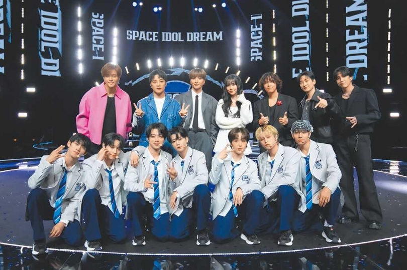 《SCOOL》導師羅志祥（上排左起）、崔容俊、MC利特、Yuju、李洪基、銀赫、婁峻碩及出道7人組彭义翔（下排左起）、帝翁、陳麒文、王學駿、朴鎮佑、鄭美祥、陳柏祐。（圖／天空娛樂提供）