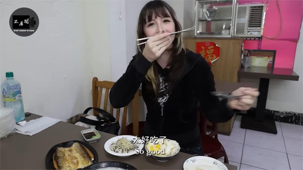 美國正妹被「1道美食」徹底征服！她一吃狂點頭：為了它我能永遠住在台灣