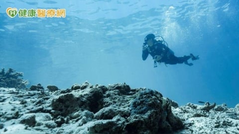 飛行途中發生潛水夫病！幸運有醫師同機立即救援緩解症狀