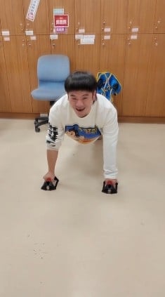 《豆腐媽媽》爆內鬥？尹昭德、黃尚禾、馬國弼「休息室激戰」妝髮師攔不住