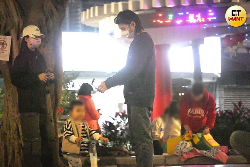 本刊曾在2024年拍到唐禹哲和蘇小軒帶著兒子去公園玩。（圖／本刊攝影組）