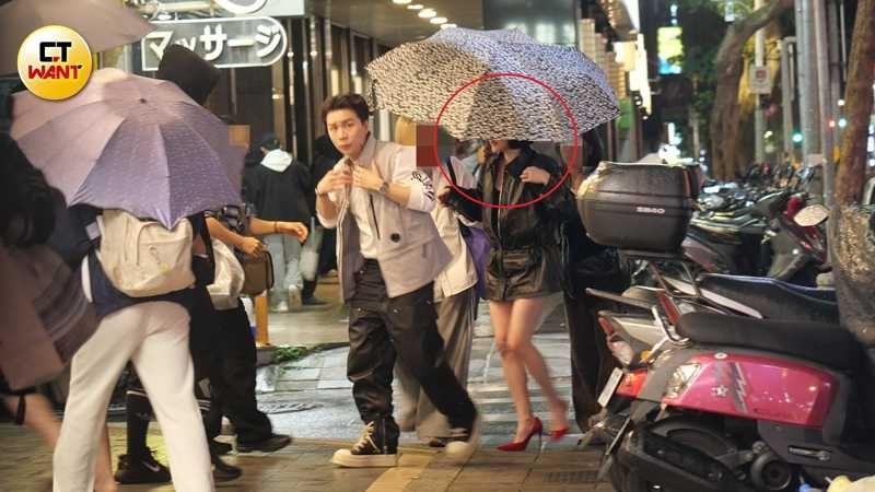 本月5日當天，小S從中午開始便馬不停蹄四處奔波，錄影行程相當緊湊，最後一站與派翠克前往喜劇俱樂部。（圖／本刊攝影組）