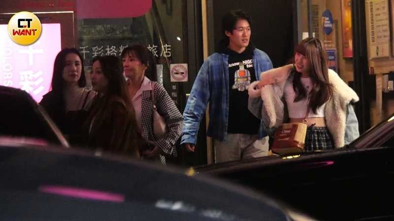 女星Apple黃暐婷、甄莉、玉兔及林舒語等人步出該處離開。（圖／本刊攝影組）