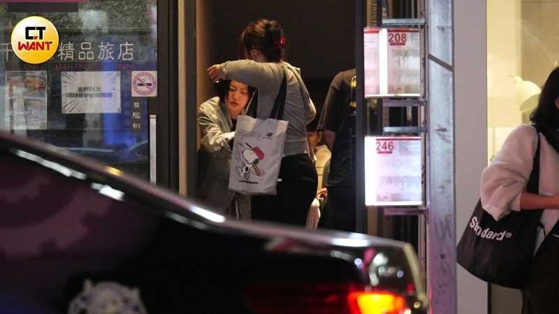 走到門口的小S此時似乎已有幾分醉意，眼神迷離。（圖／本刊攝影組）