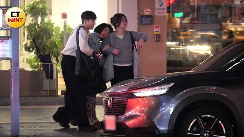 小S整個人的頭就靠在女助理肩上，兩助理攙扶著她走向計程車，隨後3人一同搭車離開（圖／本刊攝影組）