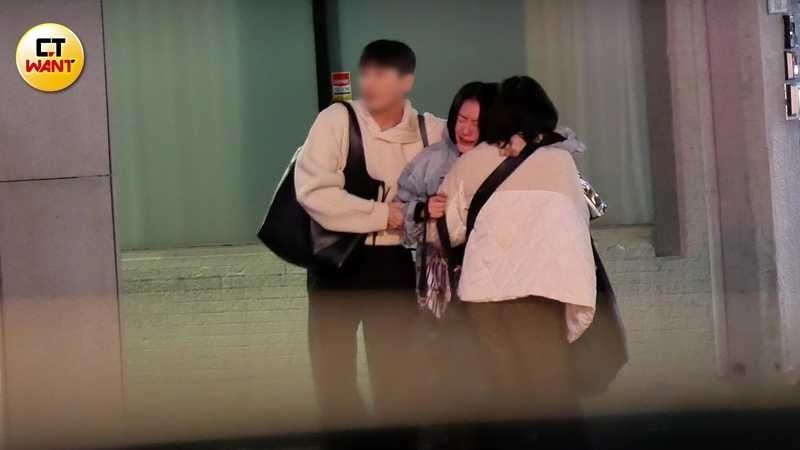 車子過帝寶而不入，喝醉的小S在黑人、范范夫妻家門口下車，她的情緒也在此時徹底潰堤。（圖／本刊攝影組）