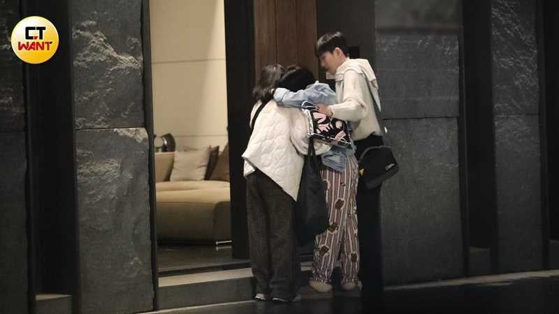 淚眼婆娑，甚至撕心裂肺地放聲大哭的小S，需要兩名助理攙扶，才能走進黑范家。（圖／本刊攝影組）