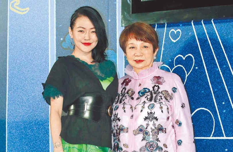 小S（左）上節目自爆某次喝醉後竟抱著婆婆（右）傾訴，還著直接拉下胸貼送給對方。（圖／報系資料照）