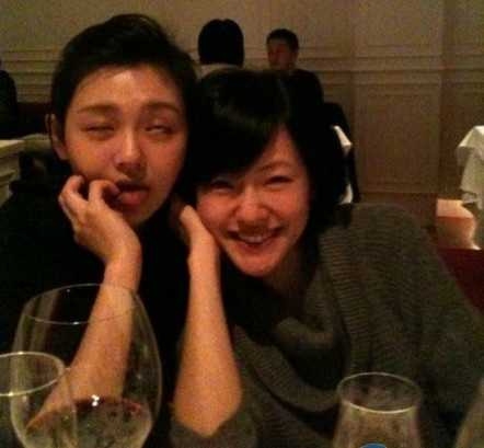 小S曾把大S喝酒後翻白眼的照片PO上網路，讓大S快氣炸。（圖／翻攝自微博）