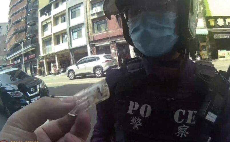 躲過兩地檢署卻栽在遛狗 「兩條通」遇警再被搜出喪屍煙彈