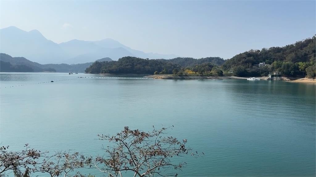 日月潭驚現「陰陽海」！？　湖面染色竟是這個原因...