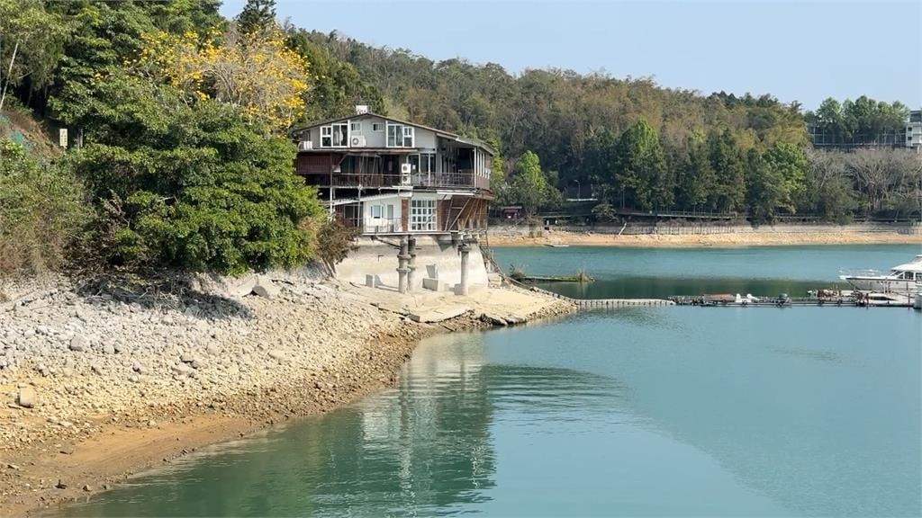 日月潭驚現「陰陽海」！？　湖面染色竟是這個原因...