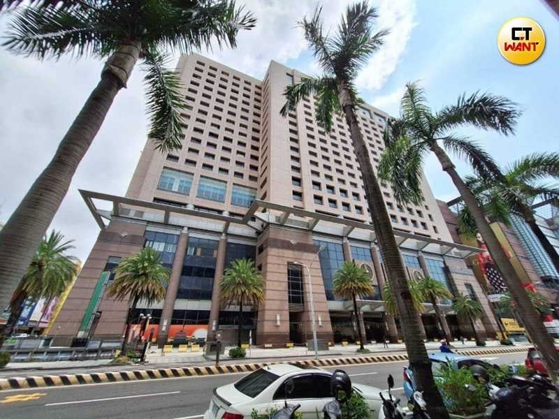 原台南大億麗緻酒店目前正在進行全館裝修，未來將成為亞洲首間希爾頓奢華品牌「Signia by Hilton」酒店，預計將於2026年上半年開幕。（圖／林榮芳攝）