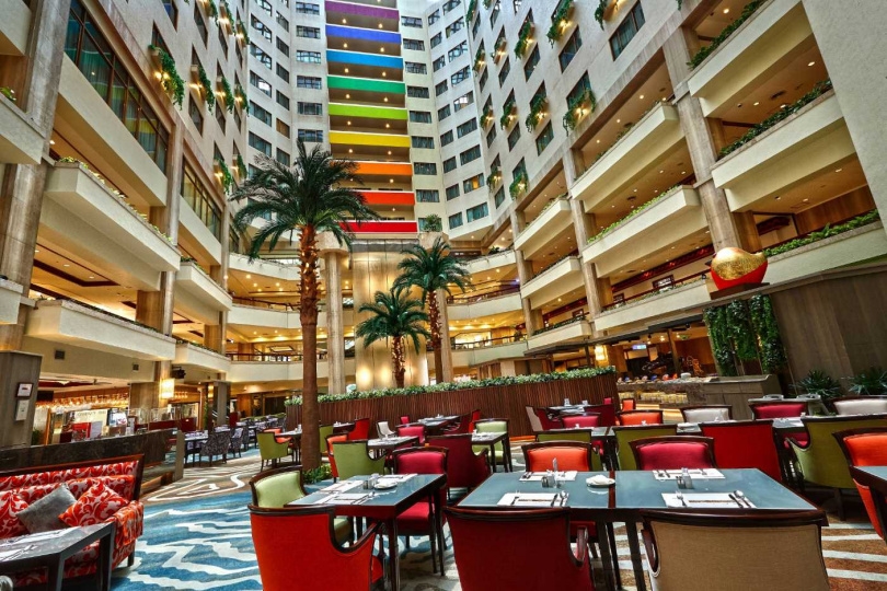 最新消息台北福華將於4月起分階段進行裝修，目前1樓大廳為彩虹座自助餐廳，未來將改為咖啡廳。（圖／台北福華提供）