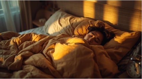 週末補眠過頭恐致情緒低谷：研究警示「社交時差」逾2小時憂鬱風險激增