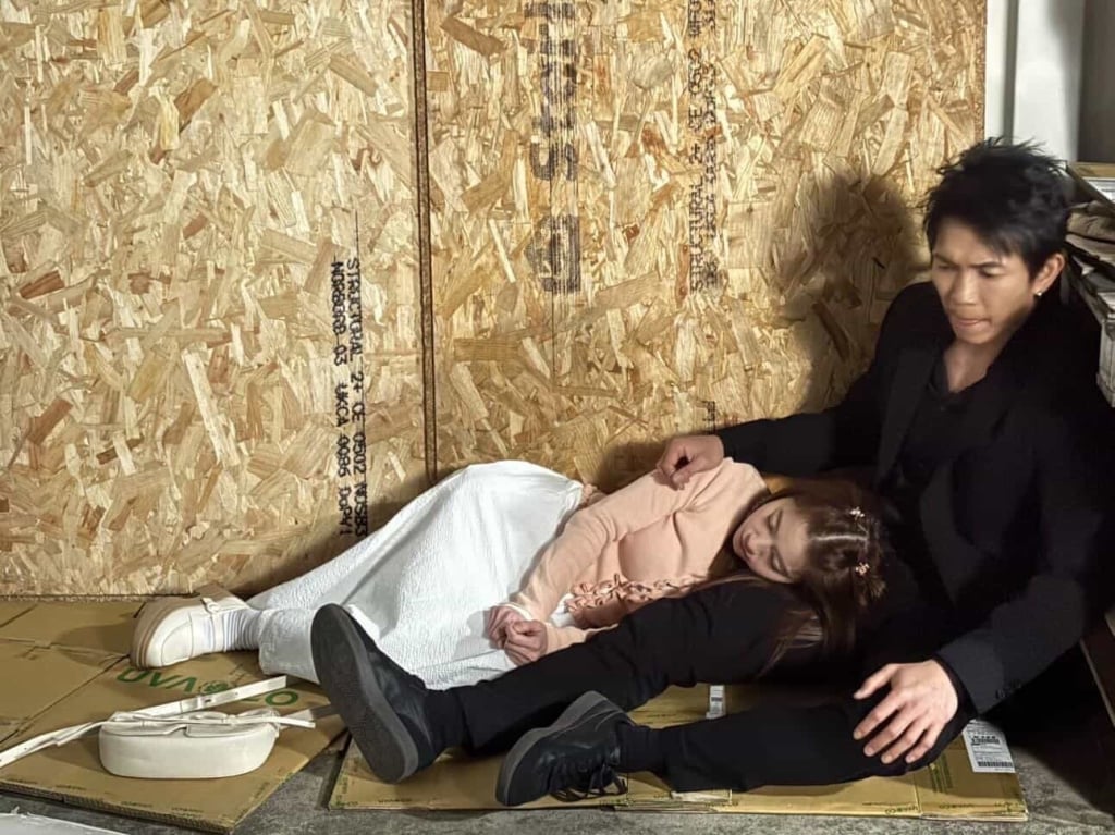 《豆腐媽媽》黃尚禾慘遭程雅晨爆擊！街頭打戲引注目　再曝光兩人早有「私人關係」？