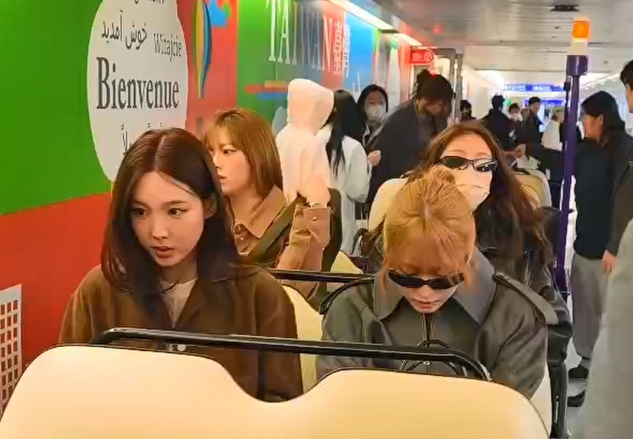 TWICE現身桃機!娜璉嘟嘴、Sana燦笑 #-#週五起連唱三天大巨蛋