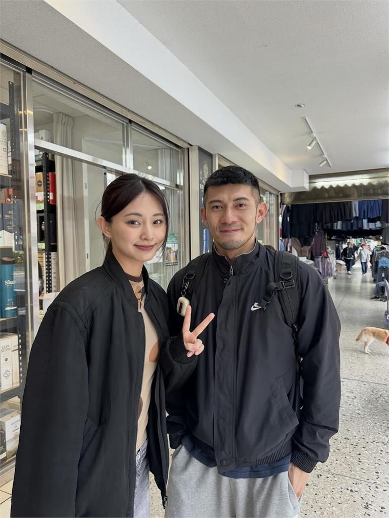 周子瑜小卡現瘋搶潮!他沒卡卻在台灣「遇野生本人」還讓大咖幫拍照