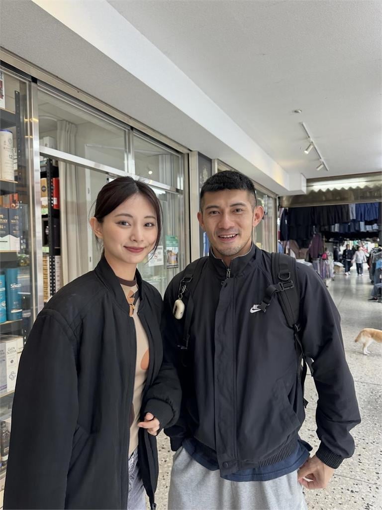 周子瑜小卡現瘋搶潮!他沒卡卻在台灣「遇野生本人」還讓大咖幫拍照