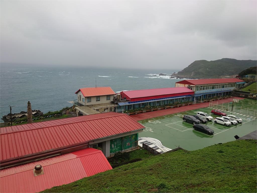 快新聞／全台最美海邊小學在這！春遊鼻頭漁港　造訪「台版萬里長城」