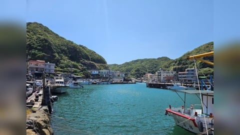 全台最美海邊小學在這!春遊鼻頭漁港 造訪「台版萬里長城」