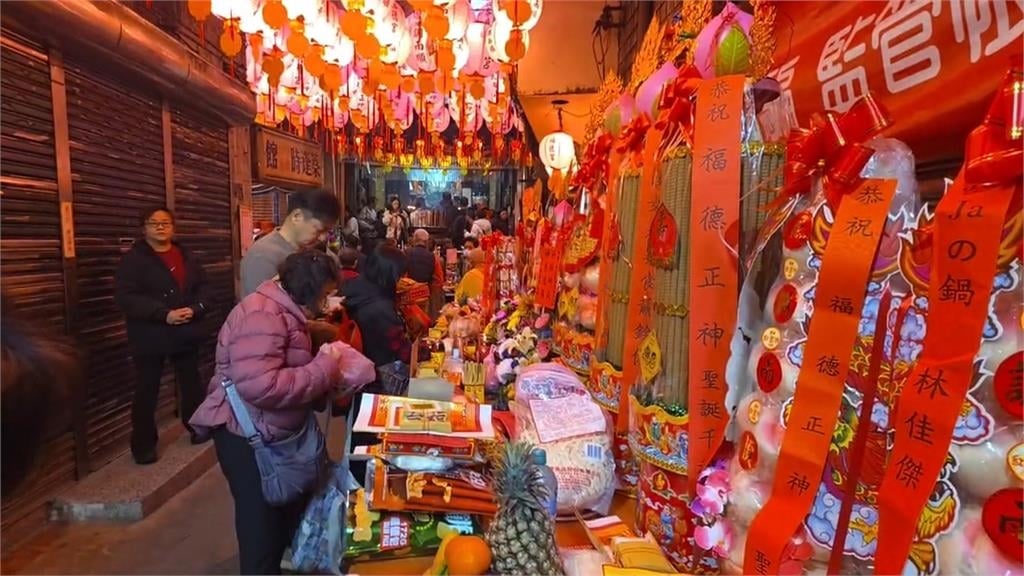 信徒「頭牙日」補財庫 備麻糬、花生參拜盼「黏錢」財運旺