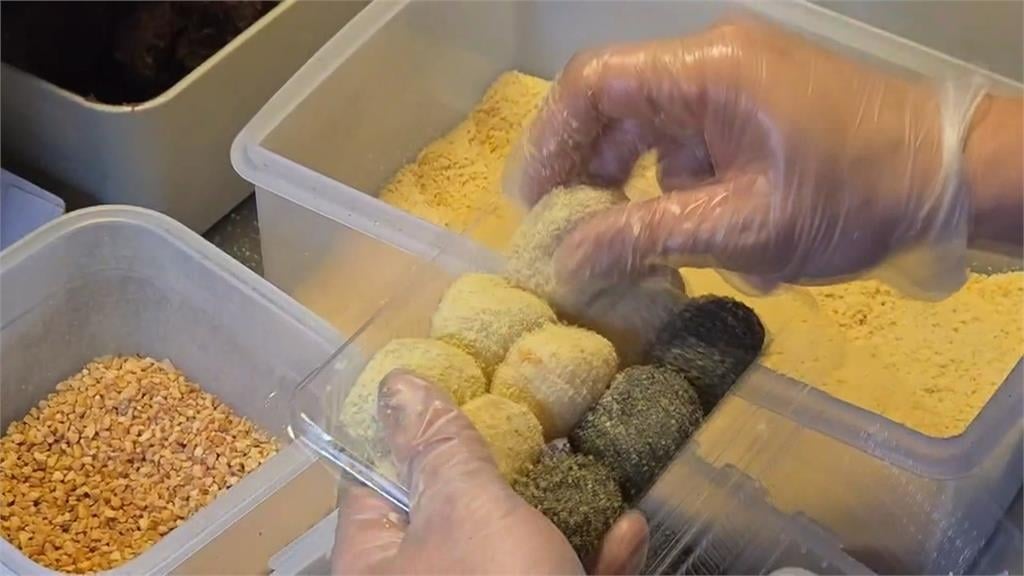 信徒「頭牙日」補財庫 備麻糬、花生參拜盼「黏錢」財運旺