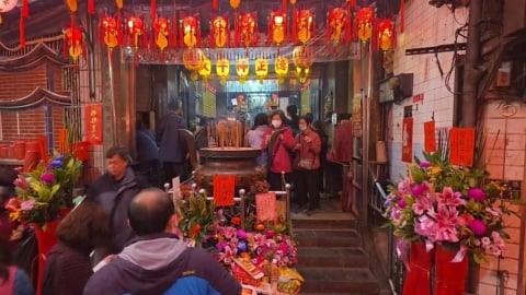 信徒「頭牙日」補財庫 備麻糬、花生參拜盼「黏錢」財運旺