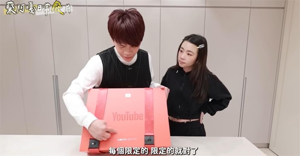 「美國爸爸」飄洋送蔡阿嘎禮物！下秒抓到「中國製造」反應笑翻全網