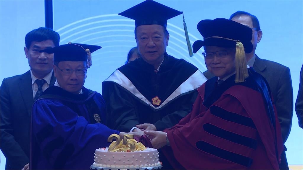 亞洲大學迎校慶　頒授名譽博士學位予魏哲家