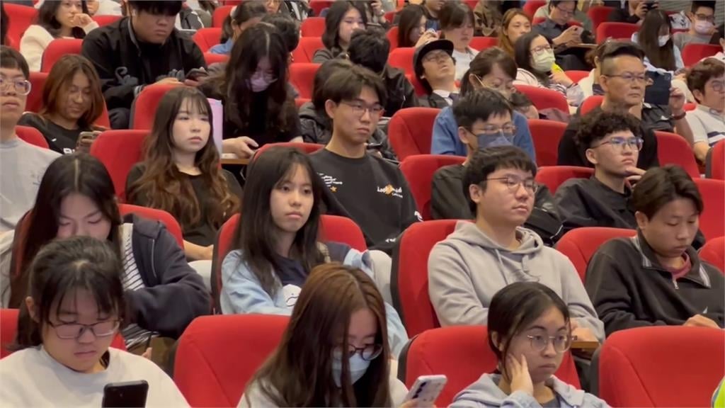 亞洲大學迎校慶　頒授名譽博士學位予魏哲家