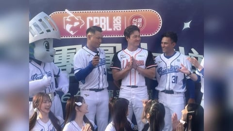 中職／開季「大辦桌」活動場邊「合體」！轉隊的統一江少慶、富邦林岱安換球衣合照