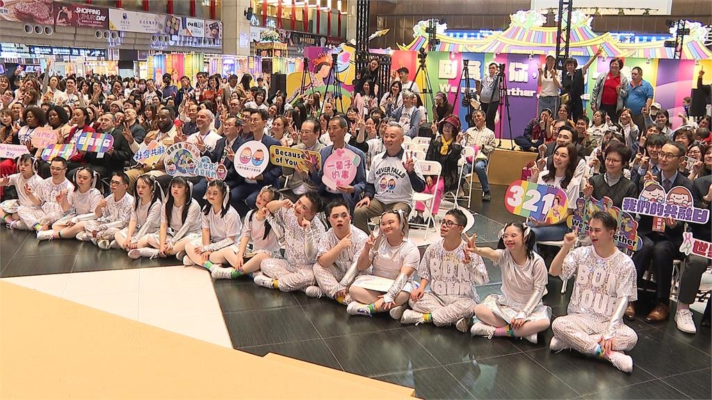 曾馨瑩現身北車唐氏症特展 攜手唐氏寶寶鑽鑾轎、跳舞