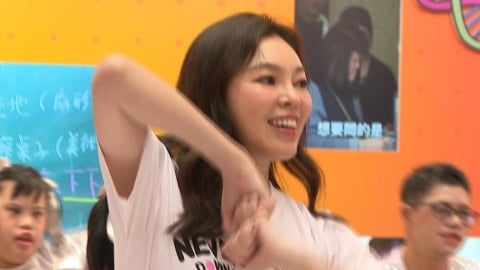 曾馨瑩現身北車唐氏症特展 攜手唐氏寶寶鑽鑾轎、跳舞