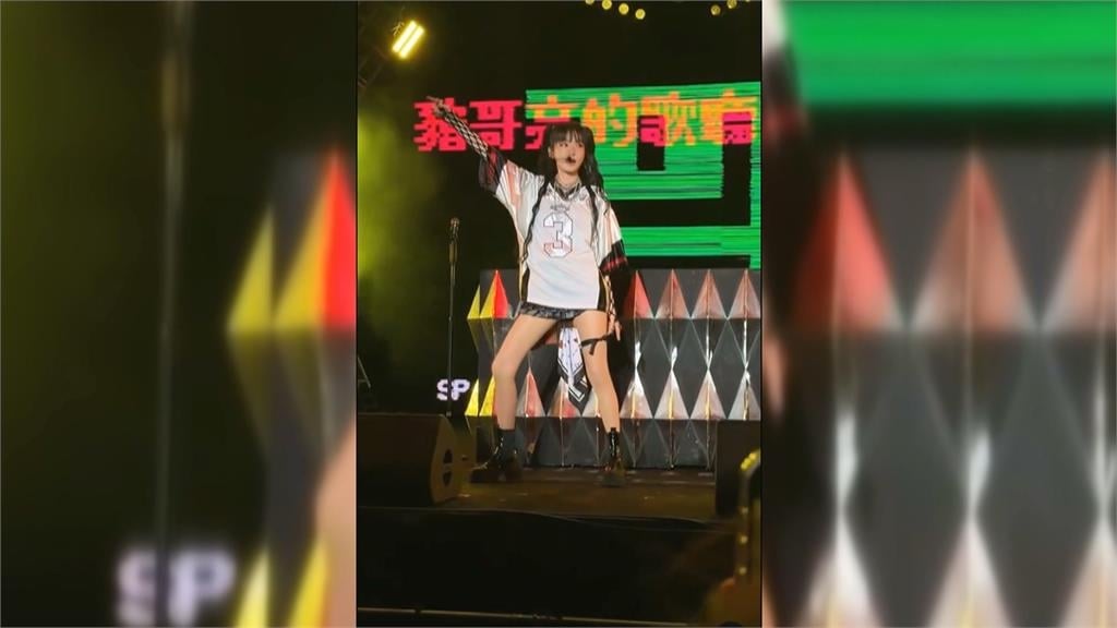 睽違２０年！「初代女神」謝金燕登大港開唱　嗨翻全場高喊：謝新達