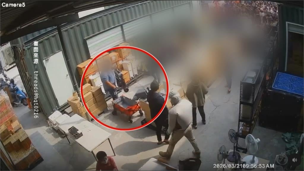 公司廠拍特賣! 現場民眾搶便宜爆發拉扯亂象