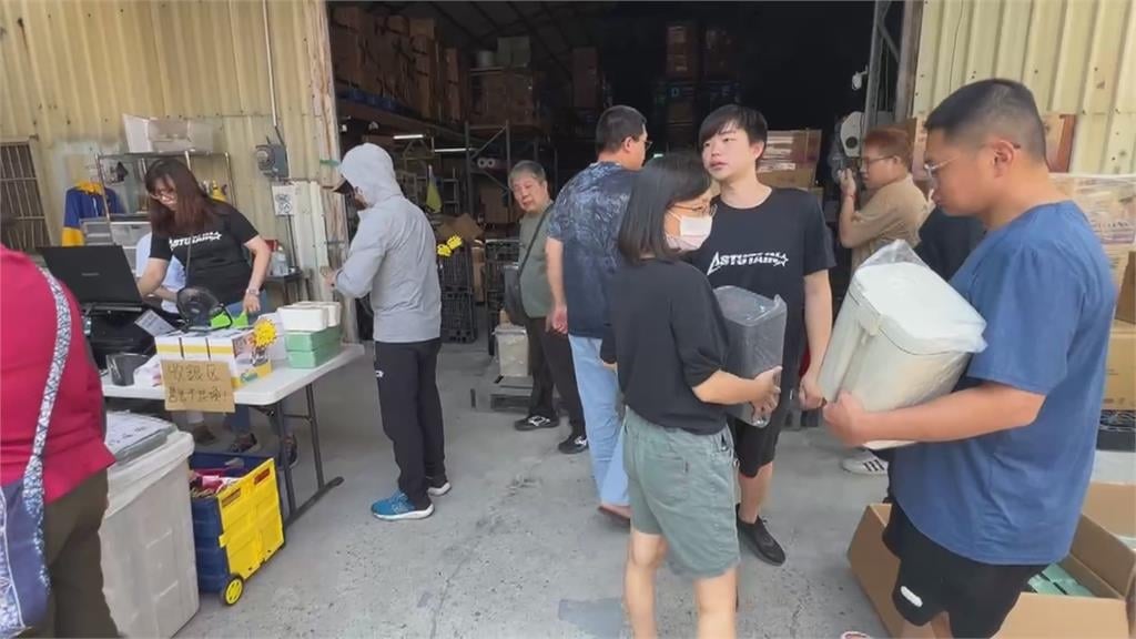 公司廠拍特賣! 現場民眾搶便宜爆發拉扯亂象